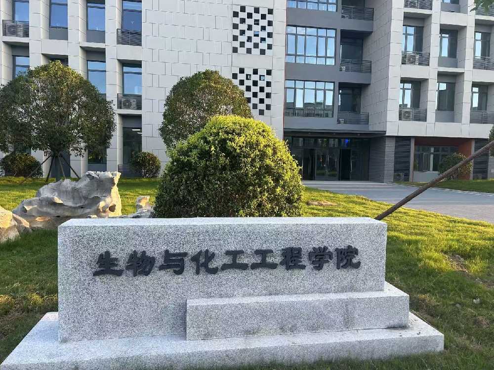 陆川县扬州职业大学体育场高杆灯项目